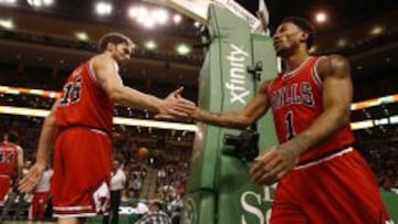 Pau Gasol y Derrick Rose.