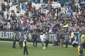 Cristiano Ronaldo salta al césped para comenzar el entrenamiento.