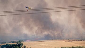 Un helicóptero trata de apagar el incendio, a 17 de julio de 2025, en Navalcarnero, Madrid (España). Un incendio originado hoy en la localidad toledana de Méntrida, limítrofe con la Comunidad de Madrid, ha pasado a situación operativa Nivel 2 por posible afección a bienes de naturaleza no forestal e infraestructuras, según apunta el Plan Infocam en su cuenta de X. Por su parte, el Sistema de Información de Incendios Forestales del Gobierno de Castilla-La Mancha refleja que el fuego comenzaba a las 15.02 horas de este jueves, tras ser detectado por un vigilante fijo. En la extinción de las llamas están trabajando en estos momentos un total de 19 medios y 66 personas, concretamente 7 medios aéreos, con ocho personas; diez medios terrestres, con 41 personas, 2 medios de dirección y coordinación, con cinco personas; y 12 personas más de personal interno.
17 JULIO 2025;FUEGO;INCENDIO;INFOCAM;NIVEL 2;
A. Pérez Meca / Europa Press
17/07/2025