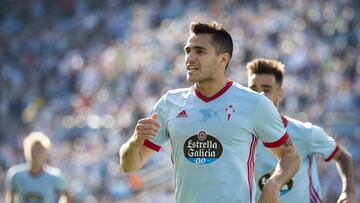 Maxi Gómez celebra el 1-0 del Celta ante el Deportivo seguido por su compañero de equipo Brais Méndez.