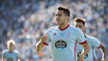 Maxi G&oacute;mez celebra el 1-0 del Celta ante el Deportivo seguido por su compa&ntilde;ero de equipo Brais M&eacute;ndez.
 