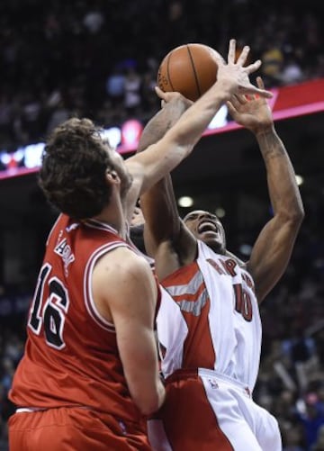 Pau Gasol tapona a DeMar DeRozan.