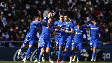 Los jugadores del Getafe celebran el gol de Ünal al Real Madrid que les dio el triunfo en el Coliseum la temporada pasada.