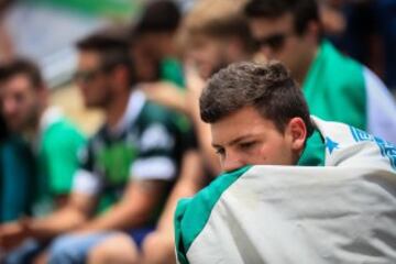 CHA17. CHAPECO (BRASIL),29/11/2016.- Hinchas del equipo brasileño de fútbol Chapecoense se reúnen hoy, martes 29 de noviembre de 2016, en el estadio Arena Condá en Chapeco (Brasil), para realizar una vigilia en homenaje a las 75 víctimas fatales del accidente aéreo en La Unión, departamento de Antioquia (Colombia). El club brasileño Chapecoense perdió a la mayoría de sus jugadores en el accidente, quienes se dirigían a disputar el primer partido de la final de Copa Sudamericana ante Atlético Nacional en Medellín (Colombia). EFE/FERNANDO BIZERRA JR