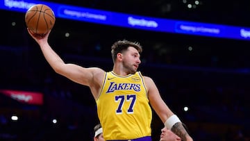 Luka Doncic, base de Los Angeles Lakers, atrapa un rebote frente a Phoenix Suns.