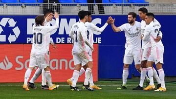 Los jugadores del Real Madrid celebran el segundo gol de Varane al Huesca.