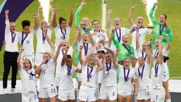 Soccer Football - Women's Euro 2022 - Final - England v Germany - Wembley Stadium, London, Britain - July 31, 2022 England's Leah Williamson and Millie Bright lift the trophy as they celebrate with teammates after winning Women's Euro 2022 REUTERS/Peter Cziborra     TPX IMAGES OF THE DAY