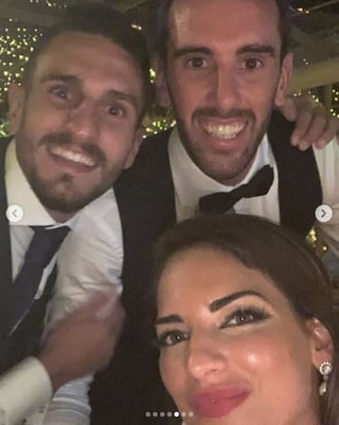 El novio de la ceremonia junto a Koke y su pareja.