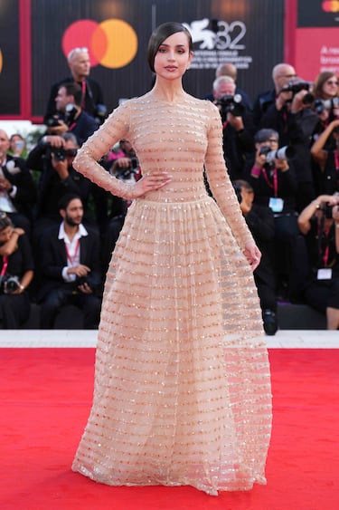 Sofia Carson posa para los fotógrafos en la alfombra roja de la película "Frankenstein" durante la 82.ª edición del Festival de Cine de Venecia.