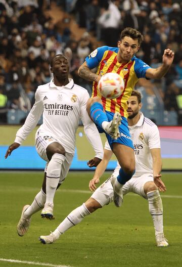 Hugo Duro trata de controlar el bal¨®n entre los jugadores del Real Madrid, Ferland Mendy y Nacho Fern¨¢ndez.