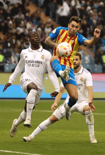 Hugo Duro trata de controlar el balón entre los jugadores del Real Madrid, Ferland Mendy y Nacho Fernández.