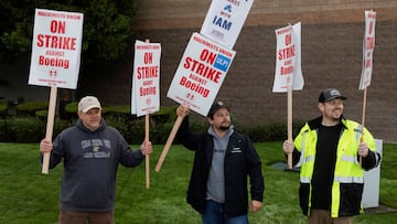 FILE PHOTO: Boeing factory workers gather on a picket line during the first day of a strike near the entrance of a production facility in Renton, Washington, U.S., September 13, 2024. REUTERS/Matt Mills McKnight/File Photo