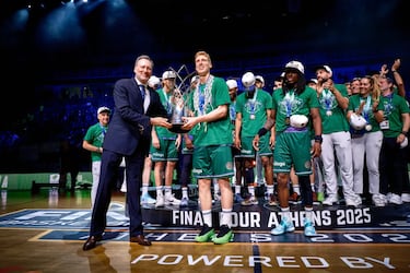El Unicaja de Málaga, campeón de la Basket Champions League tras ganar 67-83 al Galatasaray. Segundo año consecutivo que conquista el trofeo.