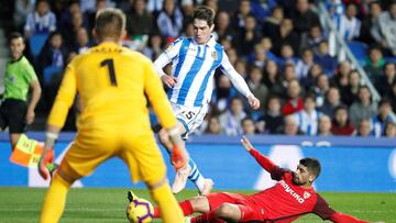 Elustondo regatea a Banega en el partido contra el Sevilla.