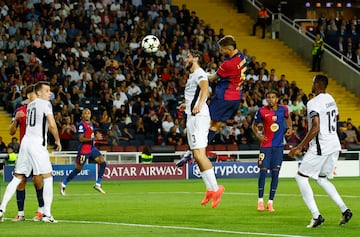 3-0. Pedri lanza una falta en la línea de fondo del lateral derecho e Íñigo Martínez, con un poderoso salto, remata de cabeza al palo izquierdo del guardameta austriaco, Marvin Keller, y anota el tercer gol azulgrana el minuto 36 de partido.