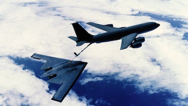 Bombardero furtivo B-2 reabastecido por un avión cisterna KC-35