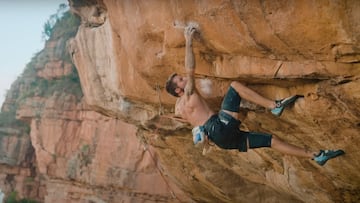 Felipe Camargo escalando en roca: La Vuelta Al Mundo, La Mojarra (Colombia).