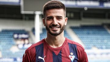 Fran Rico, presentado con el Eibar, al que llega cedido por el Granada.