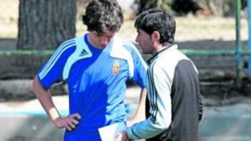 <b>LA NOVEDAD. </b>Marcelino dialoga con Ander durante un entrenamiento del Real Zaragoza.