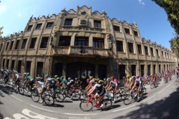 El pelotón a su paso por la localidad asturiana de Trubia durante la decimosexta etapa de la Vuelta Ciclista a España con salida en la villa asturiana de Luarca y llegada en Ermita del Alba (Quirós), con un recorrido de 185 kilómetros.