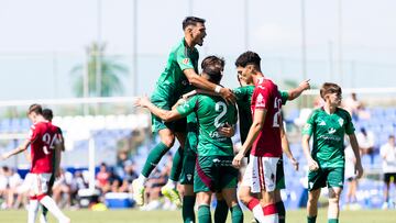 El Albacete celebra ante el Real Murcia.