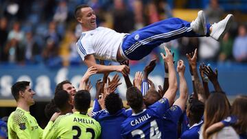 John Terry, manteado por sus compa&ntilde;eros tras el &uacute;ltimo partido de Premier.