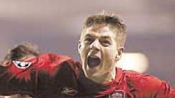 <b>UNA JOYA. </b>Steven Gerrard celebra el gol que significaba la clasificación del Liverpool para los octavos de final de la Champions.