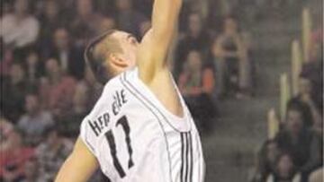 <b>LUCHA Y ANOTA. </b>Hervelle secunda a Bullock en anotación.