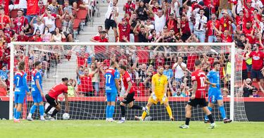 Virgili asoma con ganas por la izquierda y tras un recorte hace un centro tenso. Solo él sabe si era un mal disparo o un balón medido para que Muriqi, que gana la espalda de los centrales, meta la testa con contundencia y marque por el palo izquierda.