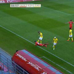 Lo de Perea fue gravísimo: rival en el suelo y suelta esta patada