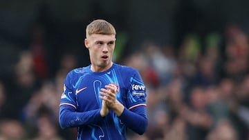 Cole Palmer agradece a la afición tras el duelo contra el Nottingham Forest.