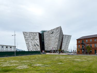 Experiencia inmersiva y tecnológica situada exactamente en el lugar donde el famoso transatlántico fue diseñado, construido y botado en 1912. Fue inaugurado en el centenario del hundimiento, el edificio en sí es una obra de arte arquitectónica, con una altura de 38 metros y una fachada de aluminio que brilla como el agua.