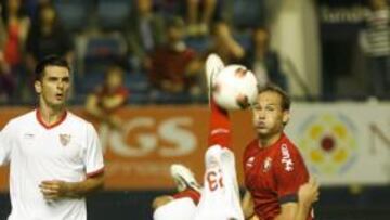 <b>ARRIESGADO. </b>Coke se atreve con una chilena para despejar un balón en una de las últimas acometidas de Osasuna.
