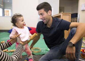 Novak Djokovic durante su visita al Melbourne City Mission's Braybrook Early Learning Centre.