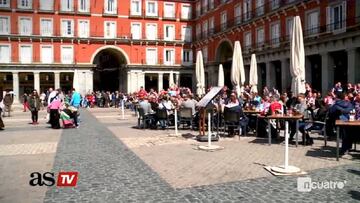 Captura del vídeo de AsTV de la previa del Atlético-PSV de 2016 en la Plaza Mayor, con los hinchas holandeses humillando a las mendigas.