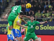 CÁDIZ, 09/02/2024.- El delantero del Real Betis, Willian José, lucha por el balón con el defensa del Cádiz CF, Chust, durante el partido de Liga que enfrenta al Cádiz CF y al Real Betis Balompié en el estadio Nuevo Mirandilla. EFE/Román Ríos