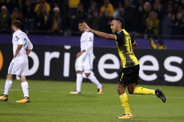 1-2. Aubameyamg celebró el primer gol.