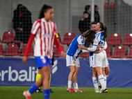 Torrodà, abrazada por sus compañeras.