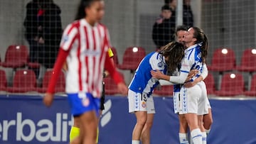 Torrodà, abrazada por sus compañeras.