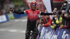 El ciclista colombiano Nairo Quintana celebra su victoria en la primera etapa de la Vuelta a Asturias Julio &Aacute;lvarez Mendo 2021.