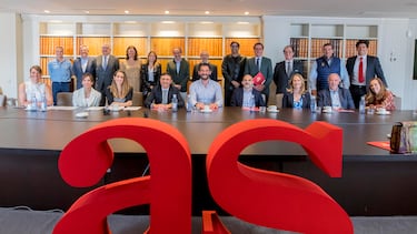 Los integrantes del CADE junto a los anfitriones de AS, tras la reunión celebrada en la Sala del Consejo de PRISA.
