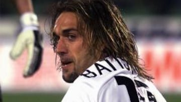 Batistuta apenas camina por los dolores de su rodilla