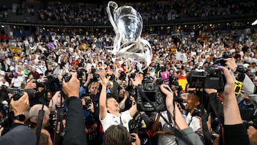 PARIS, FRANCE - MAY 28: Luka Modric of Real Madrid lifts the UEFA Champions League trophy whilst surrounded by photographers whilst celebrating in front of the Real Madrid fans after the final whistle of the UEFA Champions League final match between Liverpool FC and Real Madrid at Stade de France on May 28, 2022 in Paris, France. (Photo by David Ramos/Getty Images) DECIMOCUARTA ALEGRIA CELEBRACION TROFEO SEGUIDORES FOTON