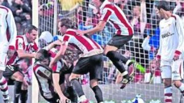 <b>SEGUNDO ZARPAZO. </b>Los jugadores del Athletic abrazan a Fernando Llorente celebrando el segundo gol del Athletic frente a un Sevilla entregado.