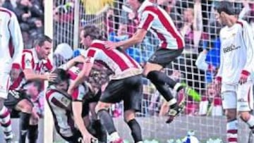 <b>SEGUNDO ZARPAZO. </b>Los jugadores del Athletic abrazan a Fernando Llorente celebrando el segundo gol del Athletic frente a un Sevilla entregado.