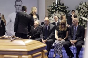 Familiares del presidente de honor del Real Madrid, Alfredo Di Stéfano, en la capilla ardiente instalada en el palco de honor del Santiago Bernabéu. 