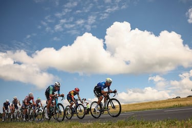 Oier Lazkano al frente del pelotón en la etapa entre Évaux les Bains y Le Lioran.