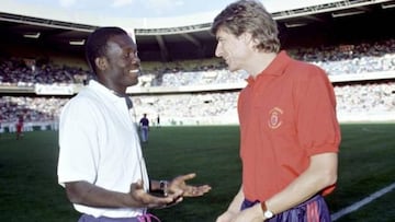 Weah y Wenger conversan durante la etapa en el M&oacute;naco