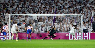 Vinicius impacta el balón con serenidad desde los once metros, ajustando el golpeo para engañar a Musso en una ejecución impecable que devuelve el empate al marcador.