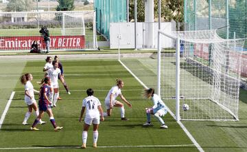 Real Madrid 0-2 Barcelona | Cambio de ritmo de Hansen para dejar atrás el balón cuyo centro golpea en el pie de Misa y Babett y se acaba colando en la portería blanca.